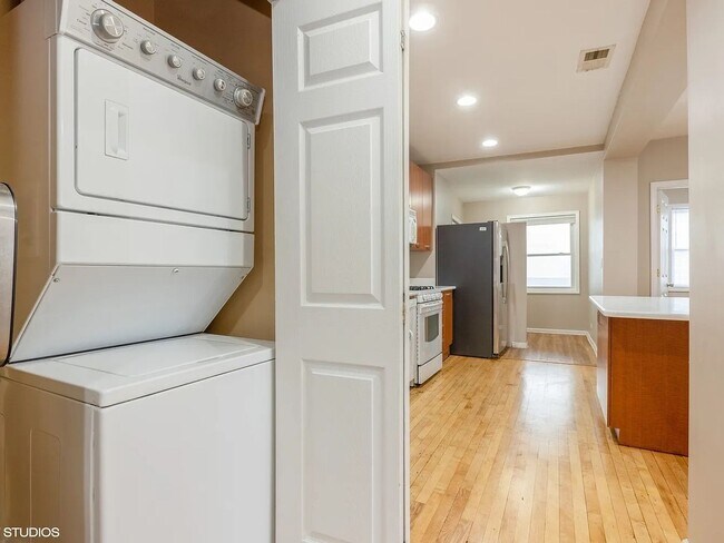 Building Photo - Sunny Top-Floor 3BR/2BA in West Ridge with Parking and Water Included