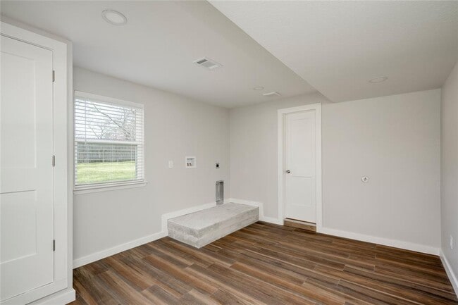 Building Photo - 809 N West St