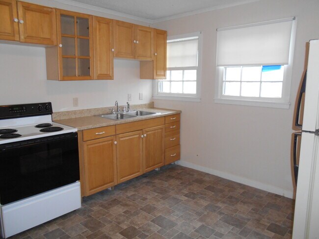 Building Photo - 3865 Roseberry St