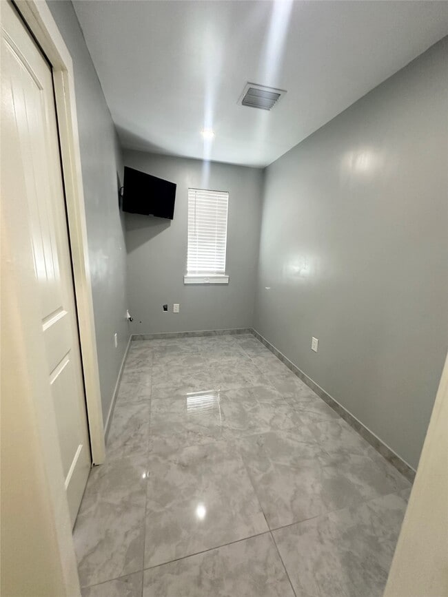 Building Photo - 10518 Pleasanton Dr