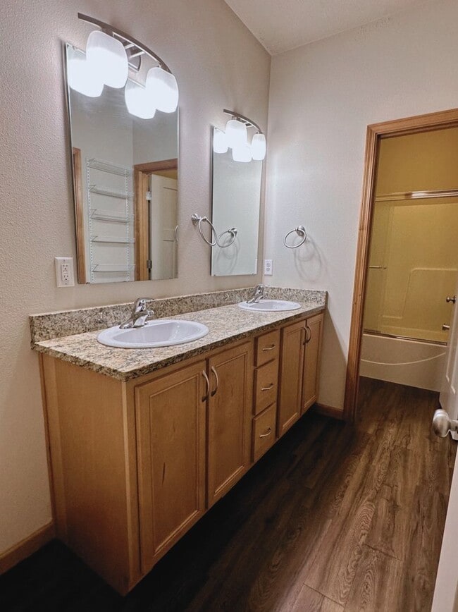 Building Photo - (MUS 1952) Beautiful 3 Bed/2 Bath Town Home