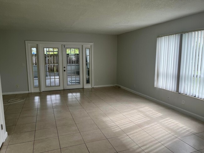 Building Photo - 796 Hill Dr
