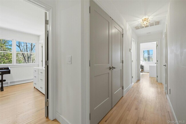 Building Photo - 875 Deerfoot Path