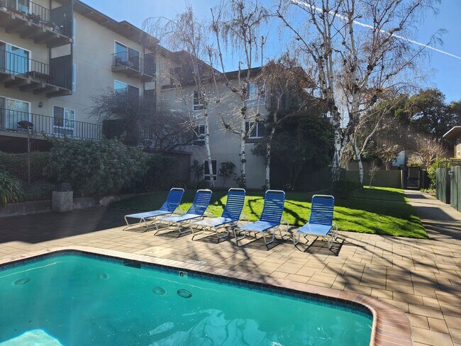 Building Photo - Large studio with private deck