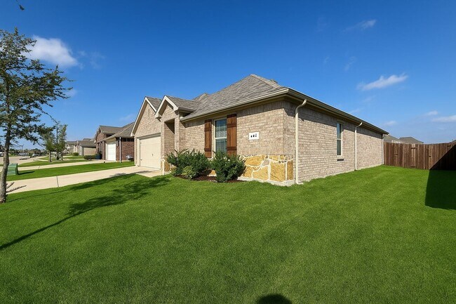 Building Photo - Beautiful 3-Bedroom Modern Home with Cover...