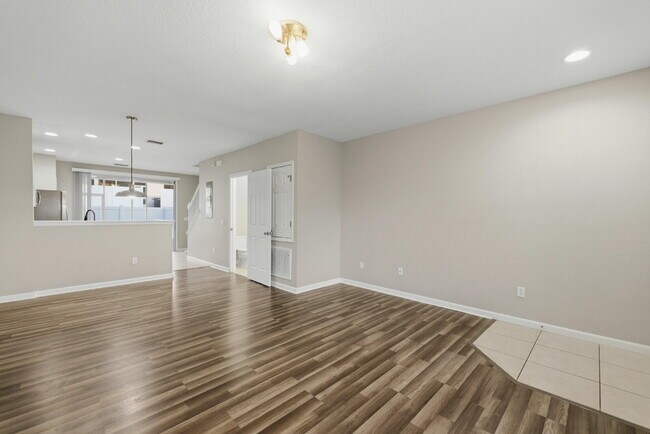 Building Photo - **Beautiful 2 Bd 2 1/2 bath Corner unit in Wynchase!!NO APPLICATION FEES