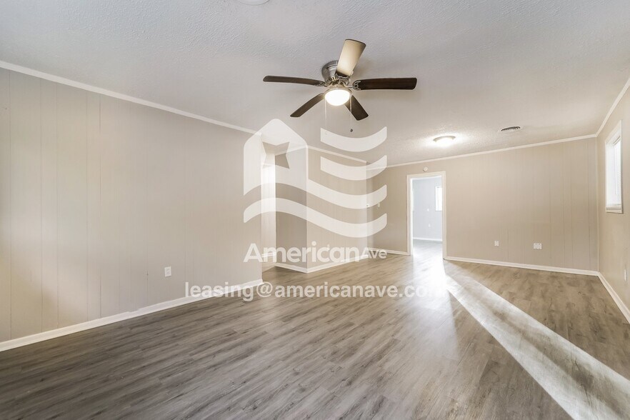 Building Photo - 2975 Lakewood Dr