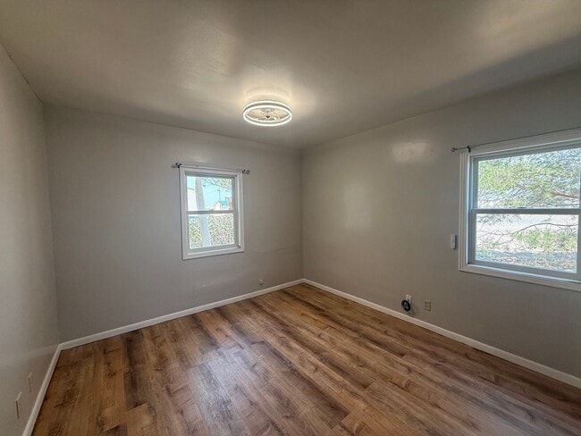 Building Photo - Country Property!