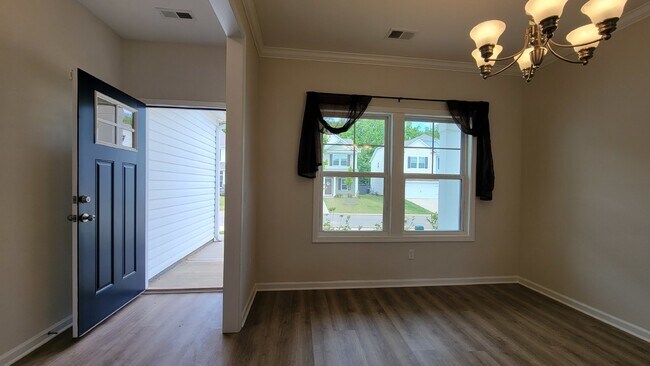 Building Photo - Your Ideal Home Awaits in Simpsonville