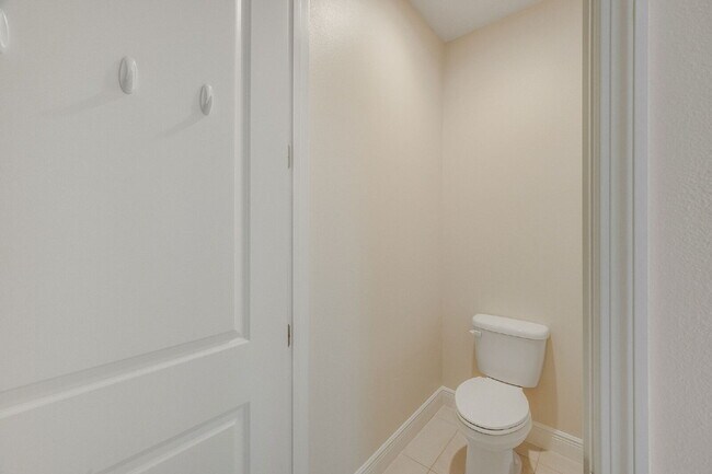 Building Photo - 3 bedroom Loren Cove Unit with Access to A...
