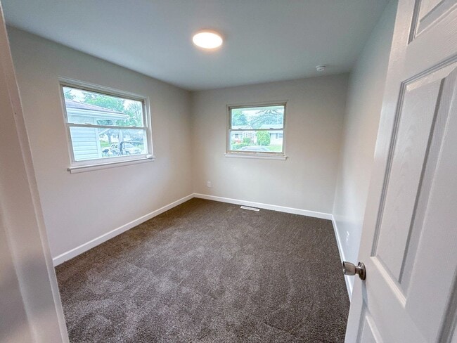 Building Photo - Spacious & Stylish Living in Columbus – 4B...