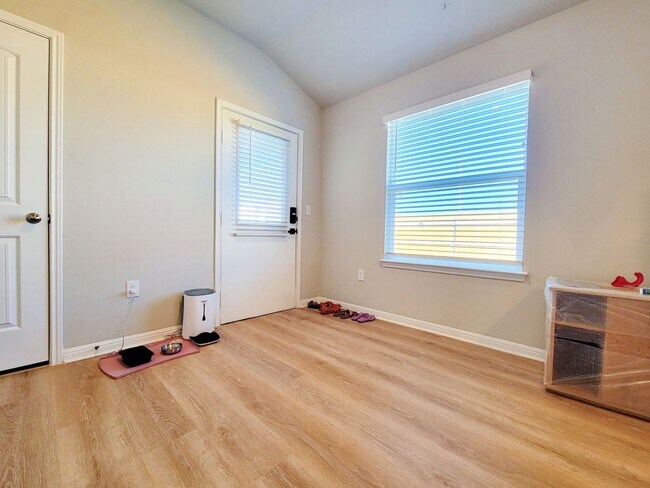 Building Photo - Spacious 4-Bedroom, 2-Bathroom Single Family Home in Austin!