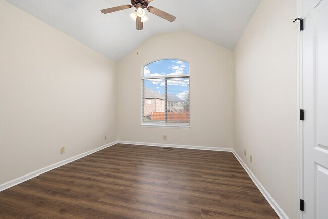 Building Photo - 647 S Meteor Ave