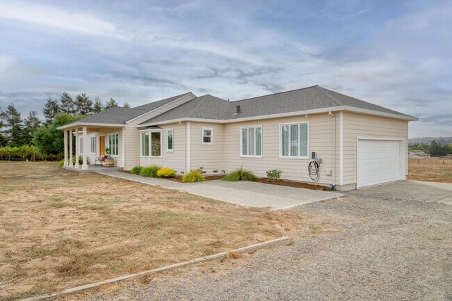 Building Photo - Wine Country Living! Spacious 4 bedroom 2....