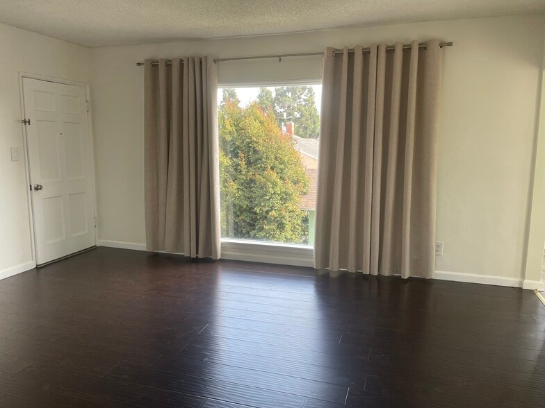Livingroom - 8991 Burke Ave