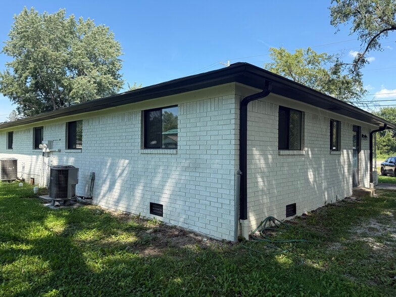 Building Photo - 890 N Avon Ave