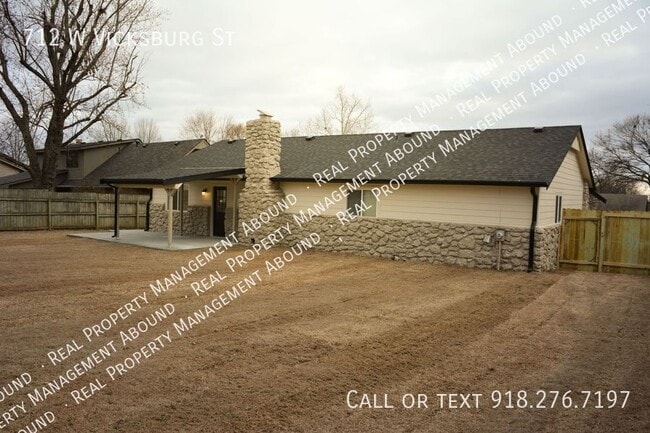 Building Photo - 712 W Vicksburg St