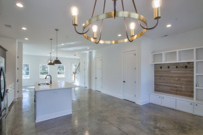 Building Photo - 904 Burchwood Ave