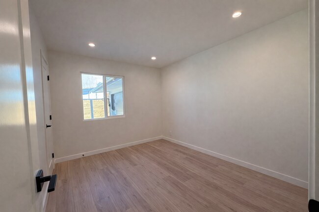 Building Photo - 4601 Almayo Ave