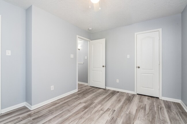 Building Photo - 207 N Poplar St