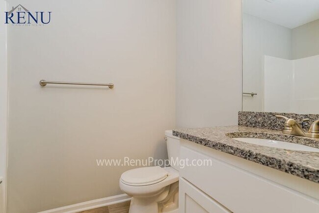 Building Photo - Holiday Special: Free First Month's Rent!!