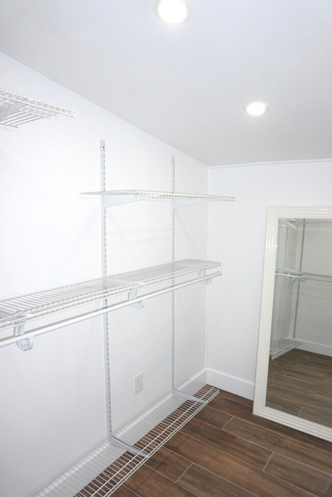 Building Photo - 403 Pinegrove Ave