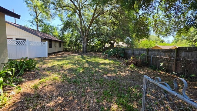Building Photo - 2 bed 1 bath just remodeled