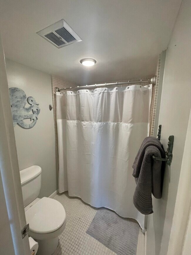 Building Photo - 410 Wilma Cir