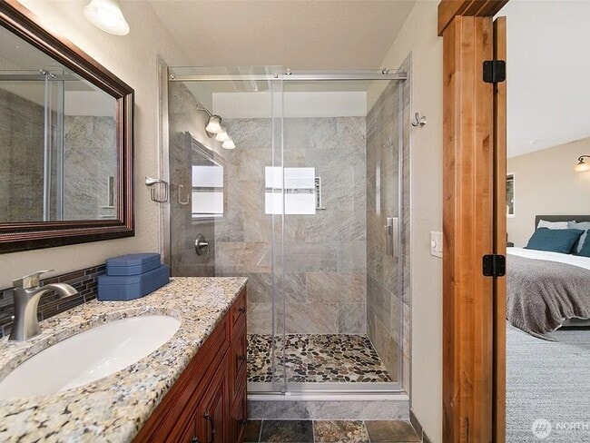 Building Photo - Luxury Home with Views, Maintained Pool and Yard. 5Bed, 3 Bath Great Location