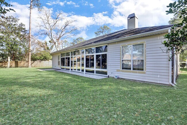 Building Photo - Great 4 bedroom/ 2 bathroom home in Eagle Harbor