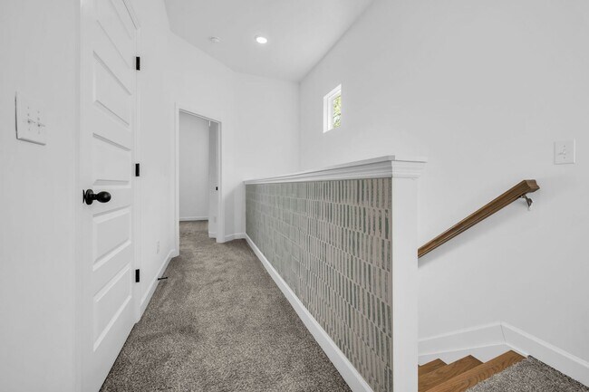 Building Photo - Modern Living in Bellevue