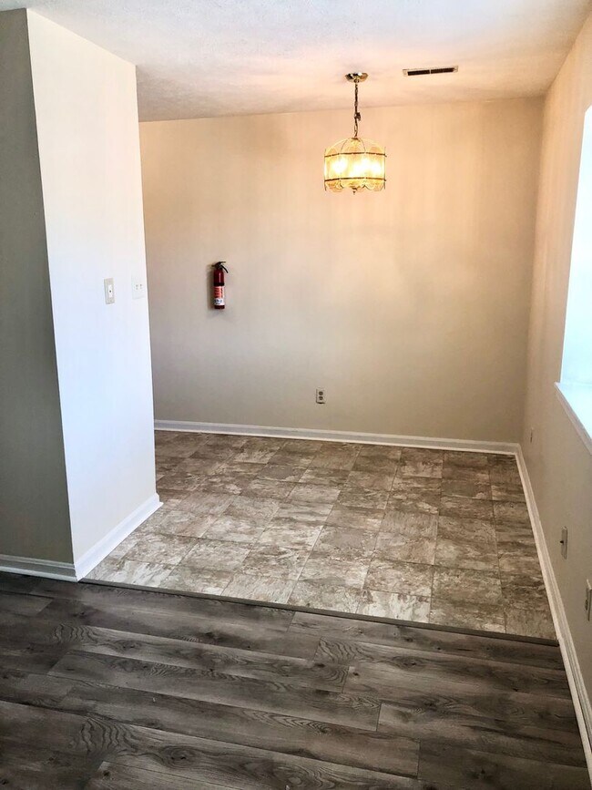 Building Photo - Winburn 2 bdrm 3rd floor apt     260319