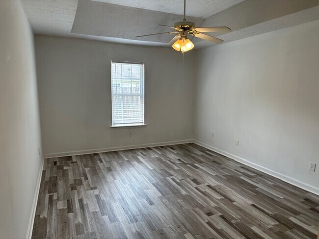 Building Photo - Beautiful 2 BR, 2 BA townhome for rent in ...