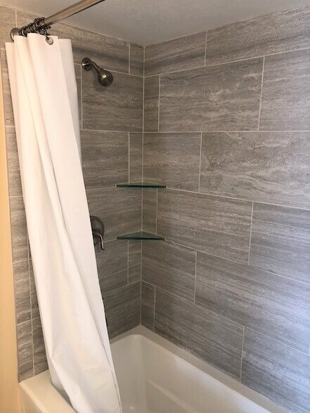 Master Bath b - 240 S Broadway