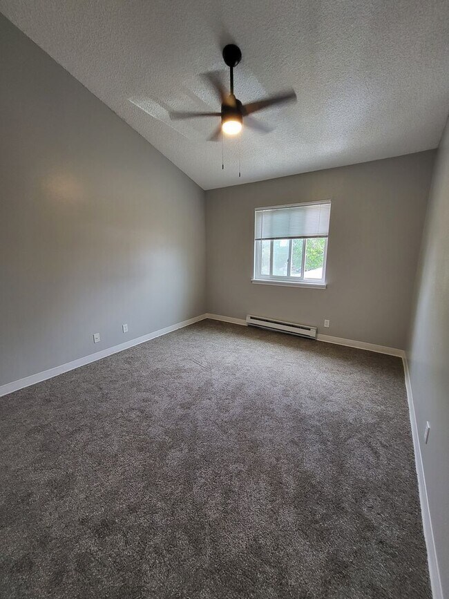 Building Photo - Vaulted Ceilings & Modern Two Bedroom in L...