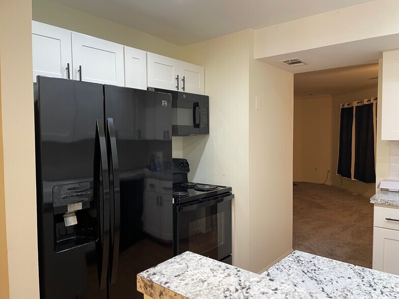 Building Photo - 8 Deer Run Ct