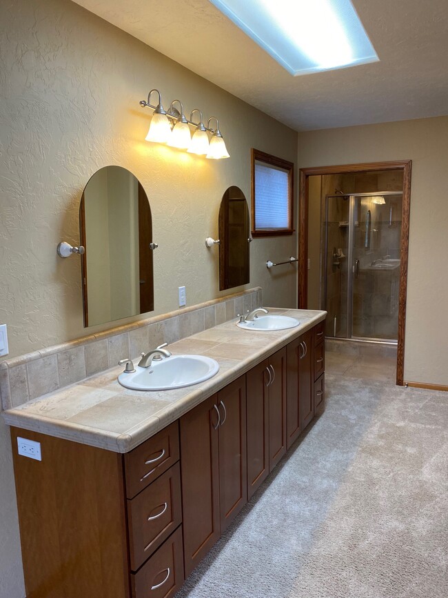 Master bathroom - 6025 Rock Chuck Cir