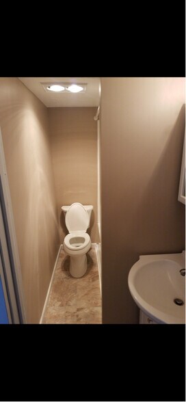 Building Photo - 605 George St