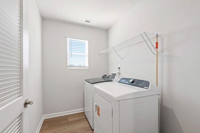 Building Photo - Stunning 3-Bedroom Residence in Oak Manor,...