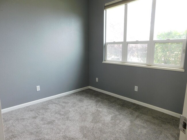 Building Photo - 566 Garnet Dr