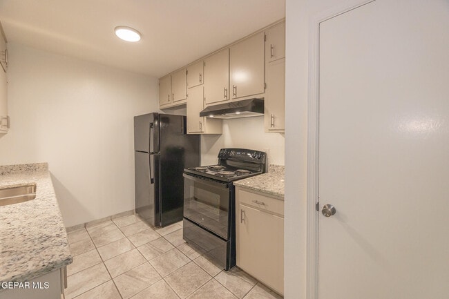 Building Photo - 8307 Mettler Dr