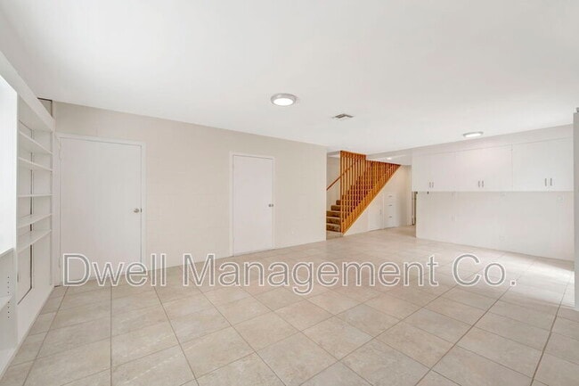 Building Photo - 8860 Fabienne Way