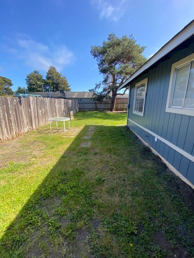 Building Photo - ARCATA! FULLY REMODELED 3 bedroom / 1.5 ba...