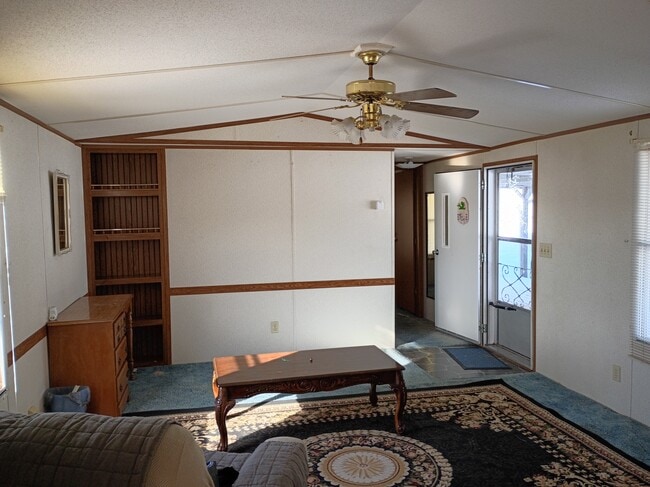 Building Photo - 643 Kelly Rd