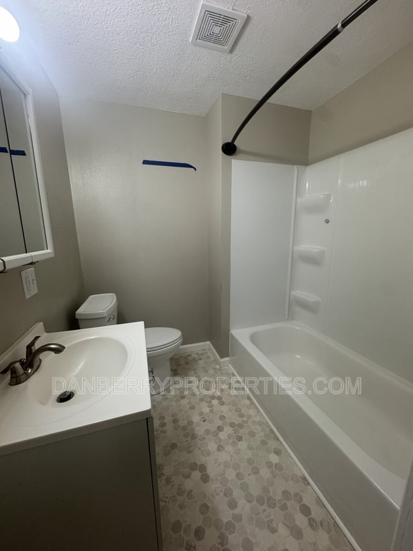 Building Photo - 220 N Main St