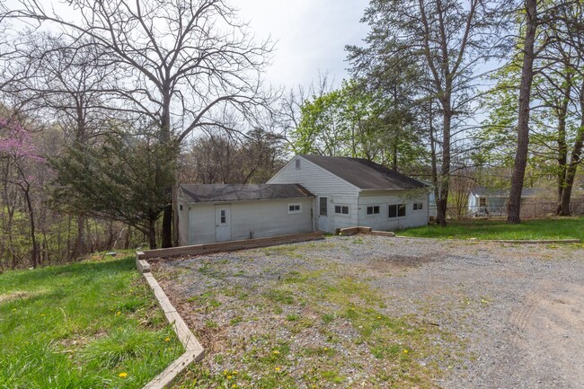 Building Photo - 2 Bed, 2 Full Bath Single Family Home in H...