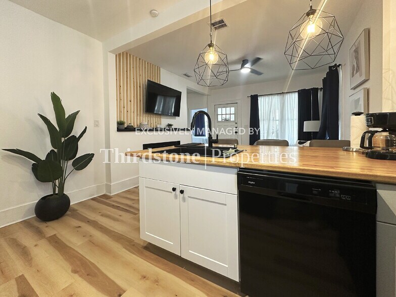 Building Photo - 2518 Dellwood Ave