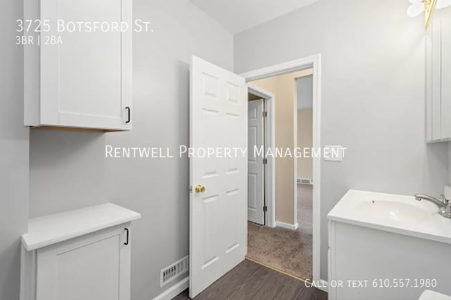 Building Photo - 3725 Botsford St