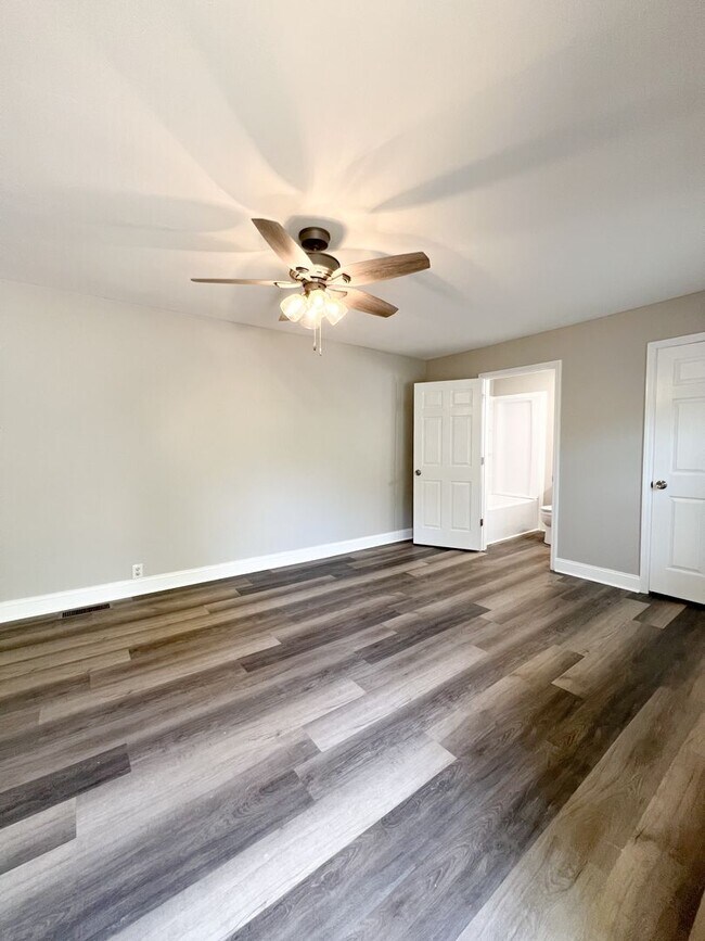 Building Photo - Completely Remodeled Home in Clarksville, TN – Just Off Madison Street!