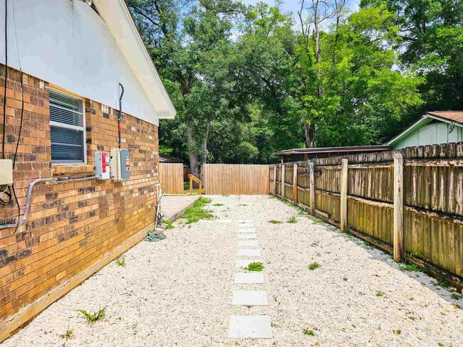 Building Photo - 4770 Skyline Dr